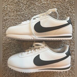NWOB Nike Big Kids Cortez Basic SL, Black/White, Sz 5Y